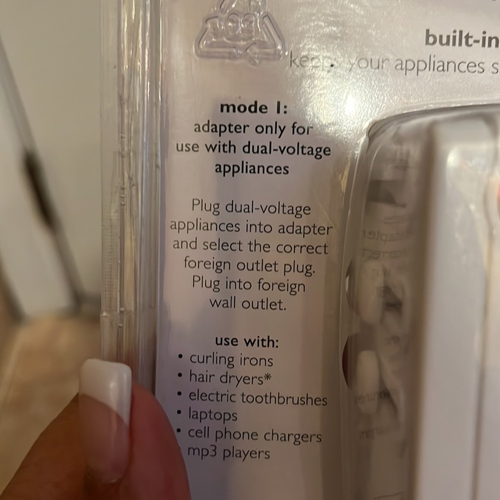 BNIP Travel Converter - Picture 3 of 8